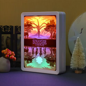 Cadre photo Shadow Box Stranger Things, lampe à lumière 3D personnalisée, lampe <span class=keywords><strong>de</strong></span> bureau pour <span class=keywords><strong>la</strong></span> décoration <span class=keywords><strong>de</strong></span> <span class=keywords><strong>la</strong></span> maison, luxe - Product Image 1