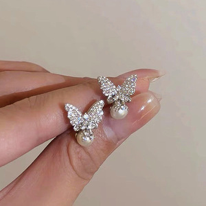 Orecchini a farfalla dolci per donna, accessori per l'orecchio alla moda per l'uso quotidiano - Product Image 1