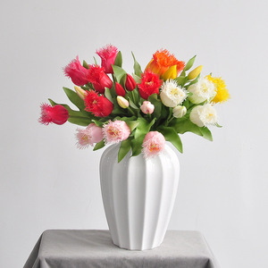 Bouquet de tulipes artificielles Yoshinobu en caoutchouc souple, 5 têtes, tige courte, décoration de mariage - Product Image 1