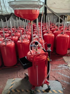 Unité de pompage pneumatique 80L Matériau en fer pour égouttoir à <span class=keywords><strong>huile</strong></span> collecteur d'<span class=keywords><strong>huile</strong></span> usée Machine équipement de véhicule pour <span class=keywords><strong>huile</strong></span> vidangée aspirée - Product Image 3