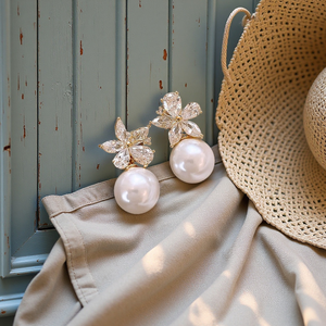 أقراط متدلية لؤلؤ أنيقة على شكل زهرة مع أحجار الراين البراقة تصميم رائع لحفلات الزفاف والأزياء اليومية - Product Image 5