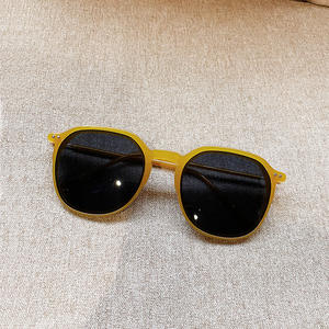 Gafas de Sol Qianai con Marco Amarillo de PC, Protección UV400, Remaches de Puntos, Lentes de Moda para Mujer, Tipo 3, Lentes AC F5-6061 - Product Image 1