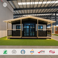 Maison Modulaire Préfabriquée Moderne à Châssis Acier et Panneaux Sandwich, Toit à Double Pente pour Villa de Glamping, Fabrication OEM Personnalisée, Vente en Gros Usine