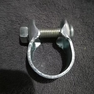 Abrazadera para tija de sillín de bicicleta, ajustable, de metal, ajuste universal, color plateado - Product Image 1