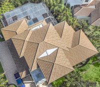 Tuile de toiture en métal revêtu de pierre de qualité supérieure, moderne, à longue durée de vie, résistante au vent, pour les projets résidentiels et d'appartements européens