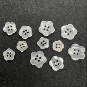 أزرار قميص راتينج بعينين! أزرار زهور بلاستيكية بيضاء شفافة للملابس من اللؤلؤ تصنيع الأزرار - Product Image 4