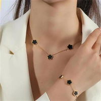 Populaire Fleur Charme Collier Bracelet Boucle D'oreille Ensemble En Acier Inoxydable 18k Blanc Shell Vert Noir Rouge Cinq Feuilles Trèfle Collier