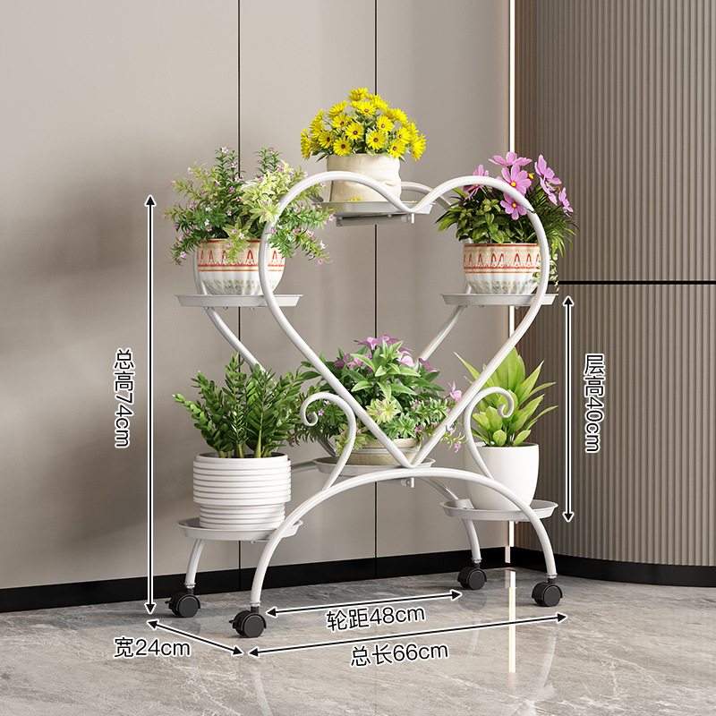 Sei piatti bianchi a forma di cuore