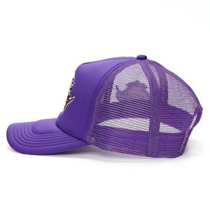 Casquettes de camionneur personnalisées en mousse à 5 panneaux avec logo brodé, dos en maille, couleur violette - Product Image 2