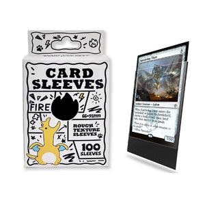 100 protège-cartes pour toutes les cartes TCG, MTG, Yu-Gi-Oh, Poké<span class=keywords><strong>mon</strong></span>, boîte personnalisée couleur, vente en gros, protège-cartes de qualité supérieure, finition mate - Product Image 1