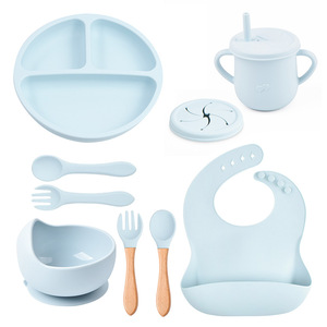 IStapromo Gifts Ensemble de vaisselle pour bébé 9 pièces en silicone : Assiette, bavoir, bol, cuillère, fourchette, tasse - Product Image 6