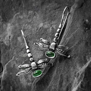 Pendientes colgantes de libélula de plata tibetana con cristal verde, diseño de insecto vintage para mujer - Product Image 3