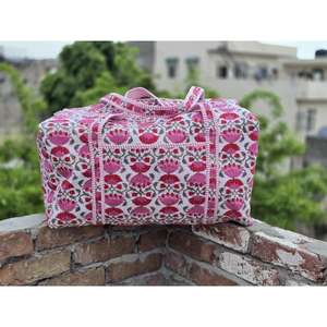 Bolsa de lona acolchada de algodón hecha a mano, elegante estampado en bloques, construcción ligera y duradera, interior espacioso, perfecta para viajar - Product Image 3