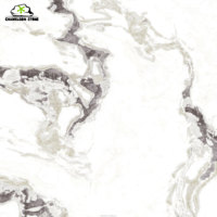 Dalle de porcelaine grand format Arabescato Blanc en pierre frittée avec veines charbon audacieuses, jointées en livre, pour îlot de cuisine