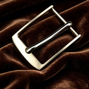 Hebilla de Cinturón Metálica Premium con Acabado en Color Gris Metálico, Estilo Simple, Logotipo Personalizado para Cinturones de PU, Venta al por Mayor y al por Menor - Product Image 3