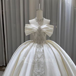 Robe de mariée moderne OY037 en satin à épaules dénudées avec appliques florales en dentelle, traîne chapelle longue pour femme - Product Image 3
