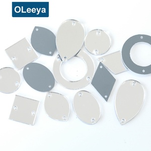 Prix d'usine Plus de 35 formes de perles plates à dos plat, strass en acrylique à coudre avec film protecteur en PVC pour robes de soirée - Product Image 1