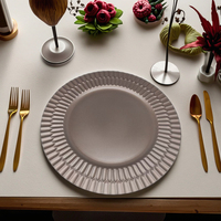 Assiette de présentation élégante en plastique PP de 13 pouces, motif végétal luxueux en bronze, peinte à la main, pour décorations de réception de mariage