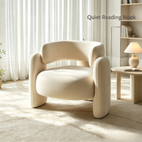 Fauteuil simple crème, design de luxe léger et tendance, idéal pour balcon, avec table basse douce, parfait pour salon de beauté, espace de repos et réception.