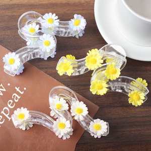 Custom Plastic Flower Cute Daisy Hair Clip Claws with Five Round Flowers Fashion Unisex Daily Hair Accessory - Product Image 1