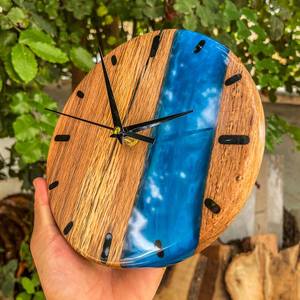Reloj de Pared de Resina y Madera de Lujo que Combina Encanto Rústico Hecho a Mano con Diseño Contemporáneo para un Uso Funcional y Decorativo - Product Image 1