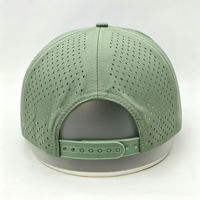 Casquette de baseball snapback 5 panneaux en polyester 100% imperméable, avec patch PVC personnalisé, perforations découpées au laser, prix usine