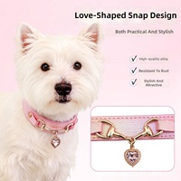 Collier de chien de luxe moderne avec strass brillant confortable ruban à motif solide rembourré en cuir PU inspiré par les bijoux d'amour