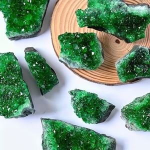 คริสตัลสีเขียวย้อมสีคุณภาพสูง ขายส่งยอดนิยม เป็นมิตรกับสิ่งแวดล้อม รูปทรงไม่สม่ำเสมอ เหมาะสำหรับงานฝีมือ การทำสมาธิ และตกแต่งบ้าน - Product Image 2