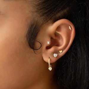 Elegante Neue Huggie-Creolen aus 925er Sterlingsilber, 18K vergoldet, mit kleinen Herz-Anhängern in Zargenfassung für Damen zur Hochzeit - Product Image 2