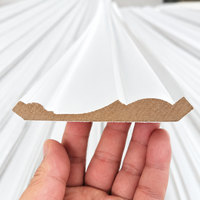 Vente en gros de corniches de plafond en MDF blanc massif apprêté pour la décoration intérieure, les panneaux muraux et les garnitures.