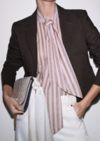 Blazer court marron foncé à simple boutonnage avec revers crantés, poches plaquées et coupe ajustée, idéal pour le bureau