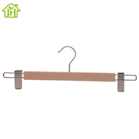 Vente en gros OEM Cintre en bois personnalisé pour vêtements pour jeans, pantalons, jupes pour une utilisation dans une armoire ou une salle de bain