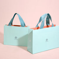 Logo de marque personnalisé luxe marine papier vêtements emballage cadeau sac à provisions Paperbag avec poignée en ruban