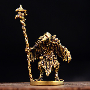 Statue Mystique de Sorcier Oiseau en Laiton, Figurine Vintage Tenant un Écusson, Décoration Mystique de Bureau, Pièce d'Art Unique à Collectionner - Product Image 1