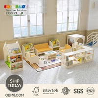 Moderno conjunto de estanterías de madera para la zona de lectura de guarderías, para habitaciones infantiles, aulas Montessori y uso escolar.