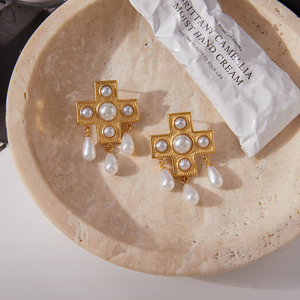 J & D takı çapraz şekilli cam inci damla küpe 18K PVD altın kaplama paslanmaz çelik zarif küpe kadınlar için - Product Image 5