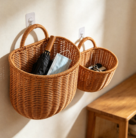 Panier suspendu semi-circulaire en rotin plastique durable avec structure en fer, idéal pour le rangement dans la cuisine, le salon, le balcon et la salle de bain