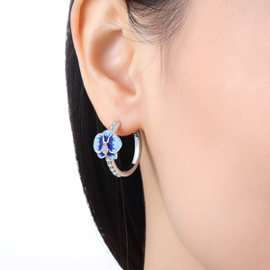 ต่างหูห่วงรูปกล้วยไม้สีขาวทองแดงขายดี ดีไซน์ทันสมัย ใช้ได้หลากหลาย เหมาะสำหรับใส่ไปทะเลในช่วงฤดูร้อนสำหรับผู้หญิง ขายส่ง - Product Image 5