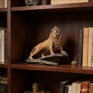 Scultura in Resina del Maestoso Re Leone, Criniera Realistica e Occhi Feroce, Statua Scolpita su Base in Roccia, Elegante Decorazione per Casa e Ufficio - Product Image 2