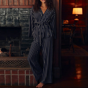 Pijama de seda helada transpirable y cálida para mujer, diseño personalizado de moda otoñal, con rayas de diamantes de imitación, conjunto de pijama secreto. - Product Image 3