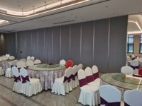 Sistem Partisi Lipat Akustik Komersial Hotel Modern yang Mudah Dipasang, Berlapis Kain, Dapat Dipindahkan, untuk Sekolah, Gedung Olahraga, Restoran, Rangka Aluminium