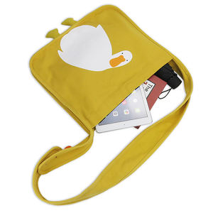 Sac à bandoulière en toile personnalisé de style japonais mignon pour unisexe avec motif de dessin animé et décoration boutonnée - Product Image 2