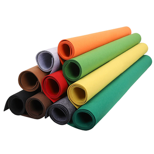 Rouleau <span class=keywords><strong>de</strong></span> feutre non tissé aiguilleté à épaisseur personnalisée, feuilles <span class=keywords><strong>de</strong></span> tissu doux pour l'artisanat, le patchwork, la couture, les costumes - Product Image 1