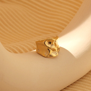 Europese Amerikaanse Stijl 18K Vergulde Niet-Vervagende Titanium Stalen <span class=keywords><strong>Ring</strong></span> Voor Vrouwen-Concave-Convexe Gehamerde Textuur Modieus - Product Image 2