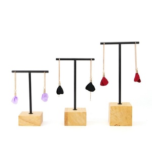 Expositor de pendientes de metal de 3 piezas de madera maciza con barniz para exhibición de aretes y adornos, venta al por mayor - Product Image 4