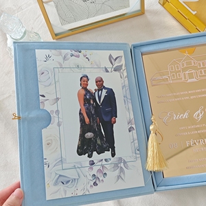 Cajas <span class=keywords><strong>de</strong></span> Invitación <span class=keywords><strong>de</strong></span> Boda Personalizadas con Ilustración <span class=keywords><strong>de</strong></span> Lugar, en Terciopelo Azul Claro, con Tarjetas <span class=keywords><strong>de</strong></span> Invitación <span class=keywords><strong>de</strong></span> Acrílico Dorado Espejado - Product Image 4