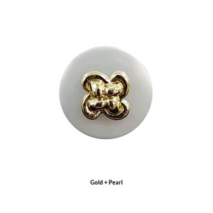 Chemise-<span class=keywords><strong>pull</strong></span> de luxe pour <span class=keywords><strong>femme</strong></span> ERKOUMI avec boutons en alliage de zinc ornés de perles, construction cousue à la main, motif papillon - Product Image 5