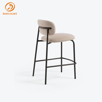 Tabouret de bar commercial moderne avec dossier incurvé et assise rembourrée bleue, chaise haute robuste à structure en métal noir pour café et pub