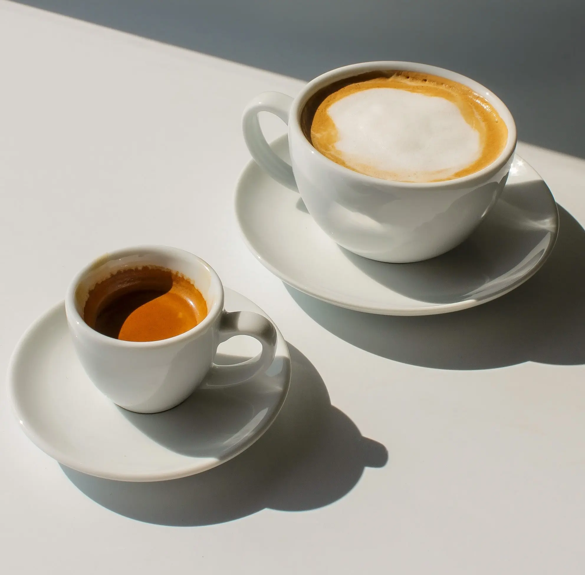 Özel düz renk Latte Cappuccino Espresso kahve çay Cafe Restaurant için tabağı ile kalınlaştırmak porselen seramik fincan kupa
