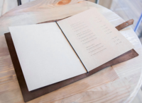 Porte-menus en similicuir rétro simple avec logo personnalisé estampé à chaud, à sangle et fermeture à pression, pour restaurants et hôtels